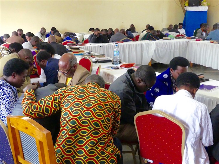 Rwanda 2017 - Pastors and wives pray for one another at the close of the Byumba conference run by DT